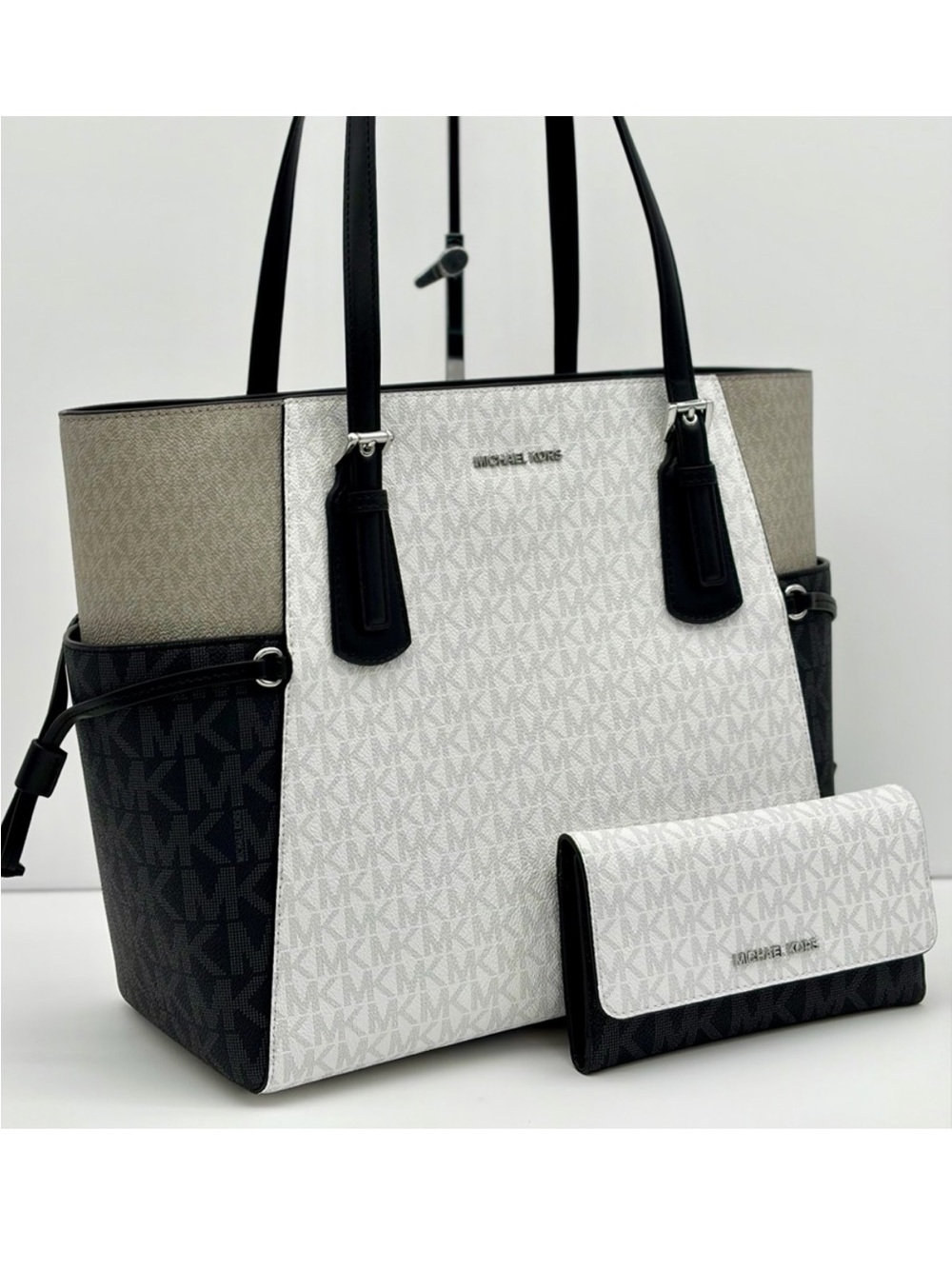 Michael Kors Voyager Logo
Tote Shoulder Bag with Matching Wallet